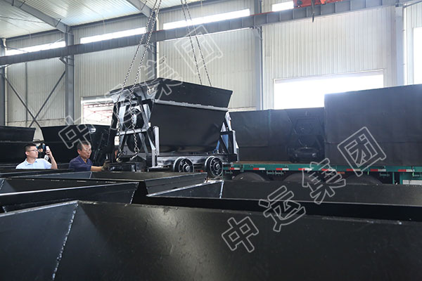 集團(tuán)一批翻斗式礦車(chē)發(fā)往山西長(zhǎng)治 集團(tuán)一批翻斗式礦車(chē)發(fā)往山西長(zhǎng)治